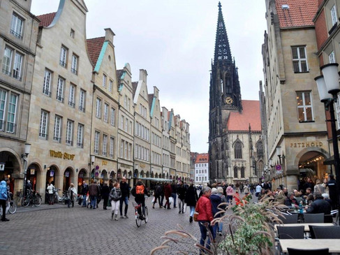 Münster-stad-toren-vakwerkhuizen-mensen-wandelen-©Mirjam.jpgMünster-stad-toren-vakwerkhuizen-mensen-wandelen-©Mirjam.jpg
