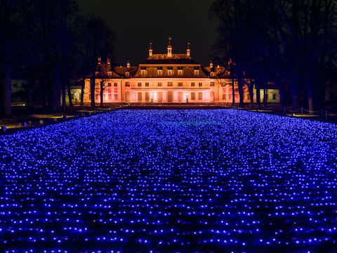 Christmas Garden Dresden 2021_Field of Lights©Christmas Garden-Michael Clemens.jpg Lichtinstallation: Blau leuchtendes Lichtfeld vor Schloss im nächtlichen Garten von Dresden.Light installation: Blue glowing light field in front of the castle in the night garden of Dresden.Světelná instalace: Modře zářící světelné pole před zámkem v noční zahradě Drážďan.Instalacja świetlna: Niebieskie pole świetlne przed zamkiem w nocnym ogrodzie Drezna.Lichtinstallatie: Blauw schijnend lichtveld voor het kasteel in de nachttuin van Dresden.Installazione luminosa: campo di luce blu davanti al castello nel giardino notturno di Dresda.