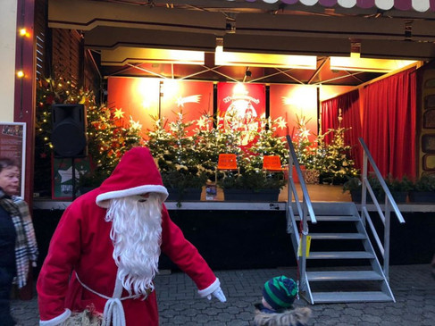 Kerstmarkt-Melle-kerstman-podium-lichtjes-kerst-©David.jpgKerstmarkt-Melle-kerstman-podium-lichtjes-kerst-©David.jpg
