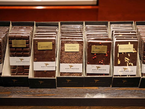 Schokoladentafeln der Chocolaterie Praetsch - Regionale Produkte Verschiedenste Sorten von Schokoladentafeln stehen aufgereiht in der Chocolaterie Praetsch Wermsdorf zum Kaufen bereit, regionale ProdukteVarious kinds of chocolate bars ready to be sold and on display at Chocolaterie Praetsch, regional productsV čokoládovně Chocolaterie Praetsch Wermsdorf je k prodeji široká škála čokoládových tyčinek, regionálních výrobků.W Chocolaterie Praetsch Wermsdorf na sprzedaż czeka szeroka gama tabliczek czekolady, w tym produkty regionalne.In de Chocolaterie Praetsch Wermsdorf zijn allerlei chocoladerepen te koop, regionale productenNella Chocolaterie Praetsch Wermsdorf è in vendita un'ampia varietà di tavolette di cioccolato, con prodotti regionali