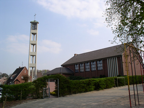 Ev. Altref. Kirche Uelsen vom Schulhof.JPG