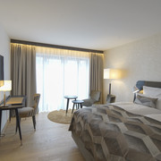 Essensio Hotel in Erkrath Ansicht eines Hotelzimmers mit Doppelbett auf der rechten Seite und Fenster im Hintergrund.