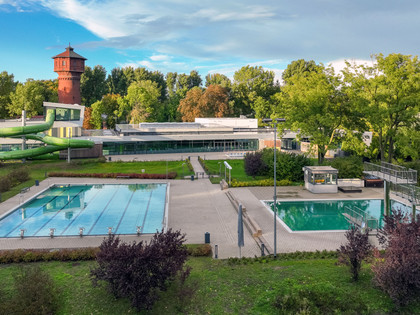 Stadtbad-Okeraue-Aussenbecken.jpg Zwei Außenbecken des Stadtbades