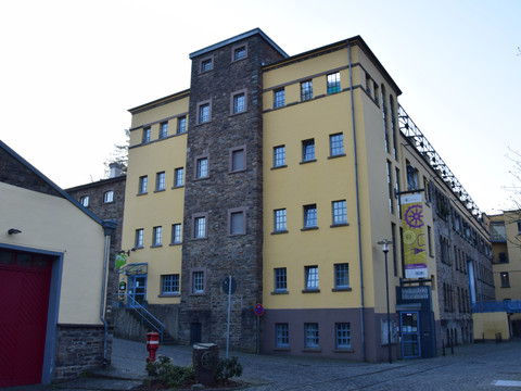 LVR-Industriemuseum Kraftwerk Ermen & Engels Ehemaliges Industriebauwerk in Engelskirchen, gelber Anstrich und Ziegel, heute ein Industriemuseum.