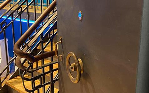 Door of the TRESOR Tür vom TRESOR im LÖWENSAALDoor of the VAULT in the LION'S HALL