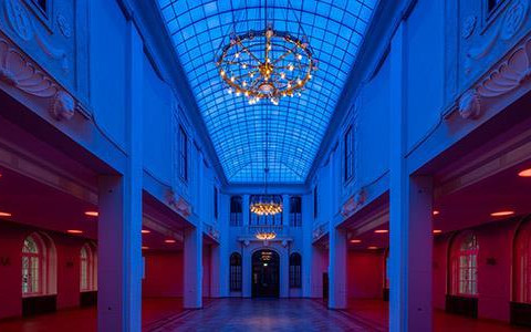 LÖWENSAAL LÖWENSAAL mit blau-rotem LichtLÖWENSAAL with blue and red lighting