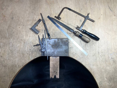 Werkbrett mit Werkzeugen im PALMENDIEB.design & kunsthandwerk zur Herstellung von einzigartigem Schmuck