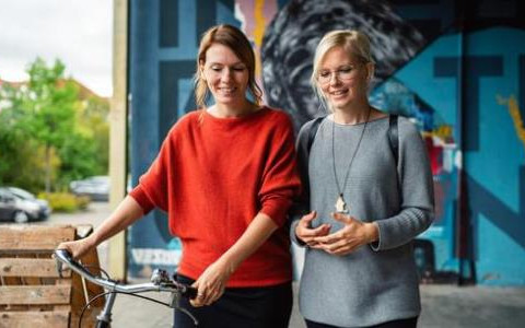 Expertinnen für das gute Leben Die Psychotherapeutin Andrea Horn und die Kulturwissenschaftlerin Saskia RudolphPsychotherapist Andrea Horn and cultural scientist Saskia Rudolph