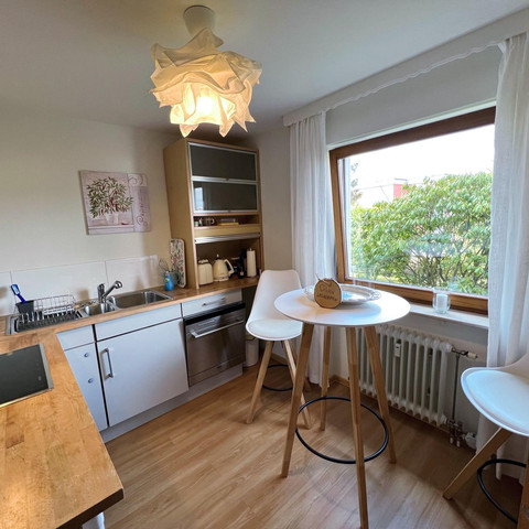 Gut eingerichtete und voll ausgestattet Küche.