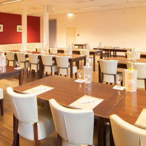 Tagungsraum im Bergwirtschaft Wilder Mann Hotel und Restaurant Tagungsraum im Bergwirtschaft Wilder Mann Hotel und Restaurant Conference room at the Bergwirtschaft Wilder Mann Hotel and RestaurantKonferenční místnost v hotelu a restauraci Bergwirtschaft Wilder MannSala konferencyjna w hotelu i restauracji Bergwirtschaft Wilder MannConferentieruimte in het Bergwirtschaft Wilder Mann Hotel & RestaurantSala conferenze dell'Hotel e Ristorante Bergwirtschaft Wilder Mann