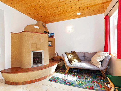 Gemeinschaftsraum mit Kamin im Erdgeschoss
