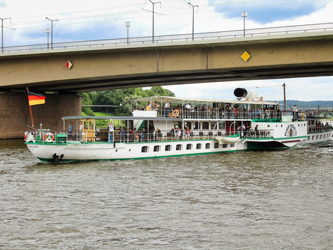 Dampfer unter der Carolabrücke