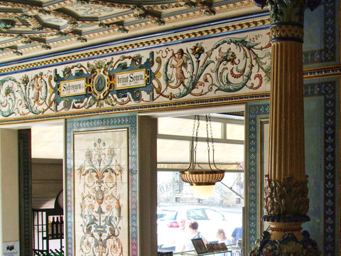 Handgemalte Kacheln mit Sinnspruch an Wand und Decke