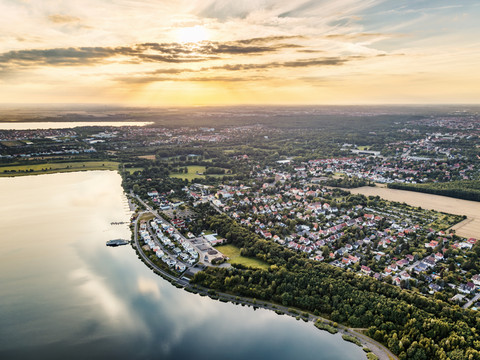 Jezerní promenáda u jezera Markkleeberg - Leipziger Neuseenland Letecký pohled na břeh jezera Markkleeberg, Lipsko, voda