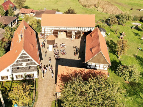Geschichtenhof Wyhra Die Luftaufnahme verschafft einen guten Überblick über den Geschichtenhof Whyra