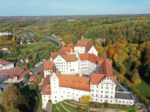 Colditz_Castle_Aerial_Picture_Autumn_www.region.leipzig.travel_Foto_Marcel Horschig.JPG Luchtfoto van het kasteel van Colditz in de herfst met het omliggende kleurrijke boslandschap.