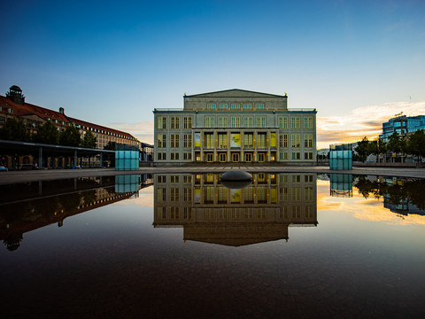 Spiegelung der Oper Leipzig auf dem Augustusplatz bei Sonnenaufgang, Architektur, Musikstadt