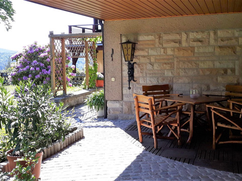 Terrasse mit Gartenmöbel