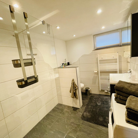 Bad mit Dusche und WC