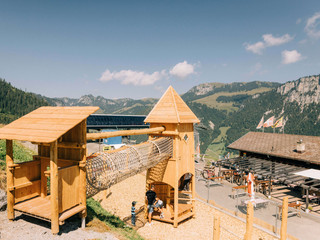 Construction of the adventure playground at Wiriehorn Überblick über den Abenteuerspielplatz am WiriehornOverview of the adventure playground at WiriehornVue d'ensemble du terrain de jeux d'aventure du Wiriehorn