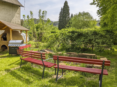 Garten mit Grill und Sitzmöglichkeiten