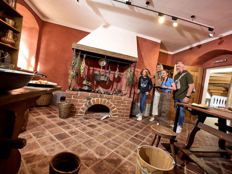 EscapeGame auf Burg Mildenstein - Sehenswürdigkeiten in der Leipzig Region In der Burg Mildenstein wagt sich eine Familie an die interaktive Schatzsuche, Ausflug, Schlösserland, KulturAt Mildenstein Castle, a family ventures on an interactive treasure hunt, Excursion, Castle country, CultureNa hradě Mildenstein se rodina odváží vydat na interaktivní cestu za pokladem, Výlet, Hradní země, KulturaW zamku Mildenstein rodzina odważy się wyruszyć na interaktywne poszukiwanie skarbów, Wycieczka, Kraina zamków, KulturaOp kasteel Mildenstein waagt een gezin zich aan een interactieve schattenjacht, Excursie, Kasteelland, CultuurAl castello di Mildenstein, una famiglia osa intraprendere una caccia al tesoro interattiva, Escursione, Paese dei castelli, Cultura