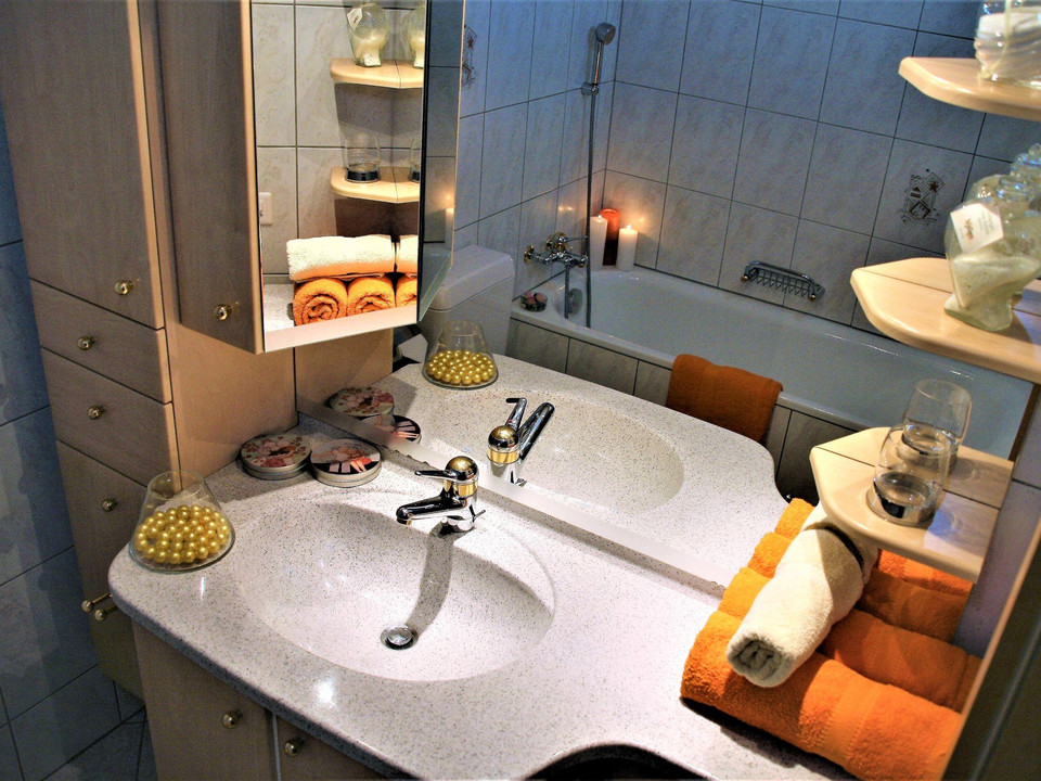 Badezimmer mit Bad/Dusche und WC