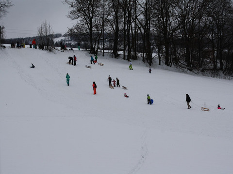 Rodelhang hinter dem Haus