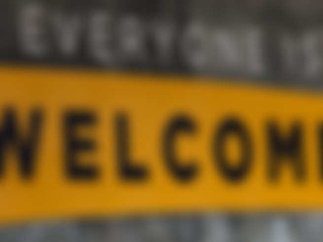 Mikroabenteuer Wand mit Spruch "everyone is welcome"Wall with the slogan ‘everyone is welcome’