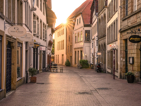 Straßenszene im Heger-Tor-Viertel, Osnabrück, bei Sonnenuntergang mit historischen Gebäuden.