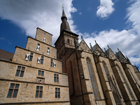 Außenansicht der Marienkirche Osnabrück De Mariakerk in Osnabrück maakt indruk met zijn gotische architectuur en prachtige toren.