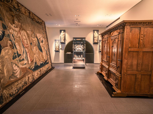 Diözesanmuseum Osnabrück Ausstellungsraum im Diözesanmuseum Osnabrück mit Skulpturen, wertvollem Wandteppich und Holzschrank.Exhibition room in the Osnabrück Diocesan Museum with sculptures, valuable tapestry and wooden cabinet.Tentoonstellingsruimte in het Diocesaan Museum Osnabrück met beelden, waardevol wandtapijt en houten kast.