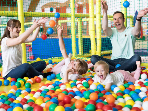 Bällebad im Solivital Sebnitz Familie spielt vergnügt in einem bunten Bällebad, lachende Kinder und Erwachsene werfen Bälle hoch.Family playing happily in a colorful ball pool, laughing children and adults throwing balls up.Rodina si spokojeně hraje v barevném kuličkovém bazénu, smějící se děti a dospělí si házejí míčky.Rodzina radośnie bawiąca się w kolorowym basenie z piłeczkami, roześmiane dzieci i dorośli podrzucający piłki.Gezin speelt vrolijk in een kleurrijk ballenbad, lachende kinderen en volwassenen gooien ballen omhoog.Famiglia che gioca allegramente in una piscina di palline colorate, bambini e adulti ridenti che lanciano le palline.