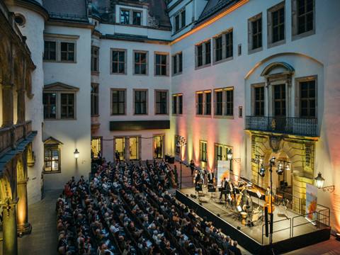 Concert in the Small Courtyard Konzert im Kleinen Schlosshof im Residenzschloss Concert in the Small Courtyard of the Royal Palace