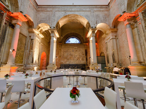 Abendveranstaltung im Lipsiusbaus Abendveranstaltung im oberen Foyer des LipsiusbausEvening event in the upper foyer of the Lipsius BuildingVečerní akce v horním foyer budovy LipsiusWieczorne wydarzenie w górnym foyer budynku LipsiusAvondevenement in de bovenste foyer van het LipsiusgebouwEvento serale nel foyer superiore dell'Edificio Lipsius