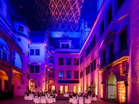 Dinner im Kleinen Schlosshof Dinner im Kleinen Schlosshof im Residenzschloss DresdenDinner in the Small Court of the Dresden Royal PalaceVečeře na malém nádvoří drážďanského rezidenčního paláceKolacja na małym dziedzińcu Pałacu Mieszkalnego w DreźnieDiner op de kleine binnenplaats van het woonpaleis van DresdenCena nel piccolo cortile del Palazzo residenziale di Dresda