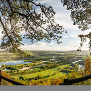 Hoexter-Rabenklippen-Teutoburger-Wald-Tourismus-D-Ketz-111-CC-BY-SA.jpg Panoramablick auf die Weser bei Höxter, umrahmt von Bäumen, im goldenen Licht des Spätnachmittags.