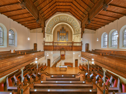 Osnabrück Bergkirche Innenansicht einer historischen Kirche mit hölzerner Empore, prachtvoller Orgel und alten Kirchenbänken.Interior view of a historic church with wooden gallery, magnificent organ and old pews.Binnenzicht van een historische kerk met houten galerij, prachtig orgel en oude kerkbanken.
