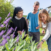 Beverungen-Abtei-Herstelle-Teutoburger-Wald-Tourismus-A-Röser-032.jpg Ein Mönch und zwei Erwachsene betrachten Lavendelpflanzen in einem sonnigen Garten.Een monnik en twee volwassenen bekijken lavendelplanten in een zonnige tuin.A monk and two adults look at lavender plants in a sunny garden.