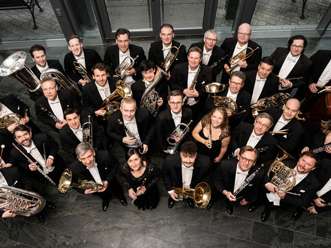 Gruppenbild der Sächsischen Bläserphilharmonie mit Instrumenten