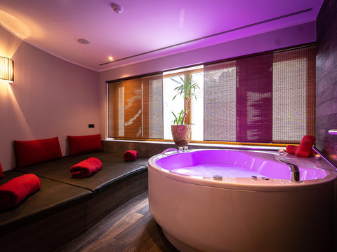 Wellnessoase- mit Whirlpool und Liegeflächen