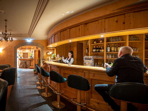 Barbereich mit Sitzmöglichkeiten