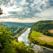Beverungen-Weser Skywalk-Teutoburger-Wald-Tourismus-D-Ketz-007-CC-BY-SA.jpg <p>Blick von Aussichtsplattform auf Waldlandschaft und Fluss im Tal bei Sonnenuntergang.</p><p>Uitzicht op het boslandschap en de rivier in de vallei vanaf het uitkijkplatform bij zonsondergang</p>.<p>View of the forest landscape and river in the valley from the viewing platform at sunset</p>.