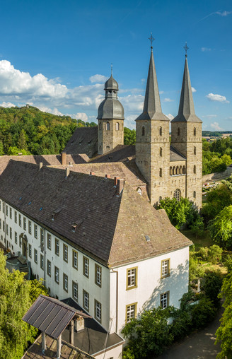 Marienmuenster-Abtei Marienmuenster-Teutoburger-Wald-Tourismus-D-Ketz-097.jpg Luftaufnahme der Abtei Bursfelde mit zwei markanten Türmen, umgeben von üppiger grüner Natur.