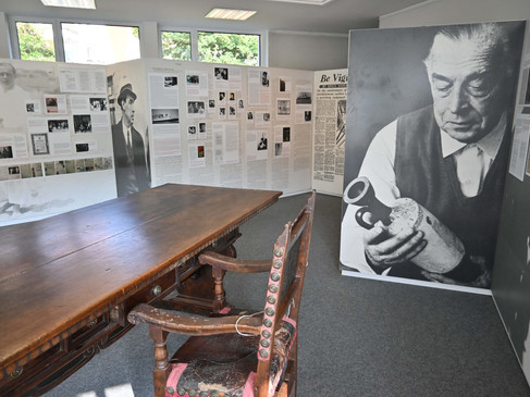 Remarque's bureau Remarques Schreibtisch im Erich Remarque-FriedenszentrumRemarque's desk in the Erich Remarque Peace CenterRemarque's bureau in het Erich Remarque Vredescentrum