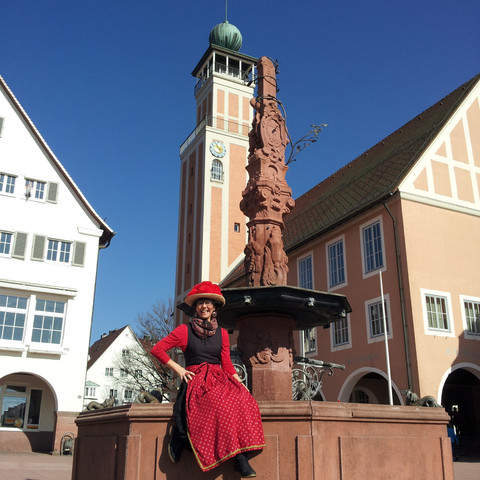 Themenfuehrungen Gefuehrte Wanderungen Freudenstadt Tourismus Schwarzwaldmaedel Brunnen Rathaus