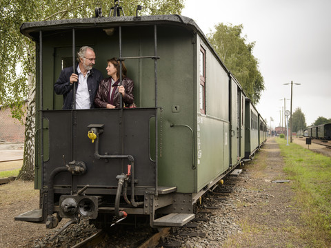 Ein Paar lächelt sich auf der Schmalspurbahn Wilder Robert in der Region Leipzig an, Natur