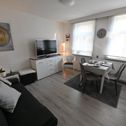 ferienhaeuschen_an_der_stadtmauer_essbereich.jpg Wohnbereich mit Essplatz, Sofa und FernseherLiving area with dining area, sofa and TV