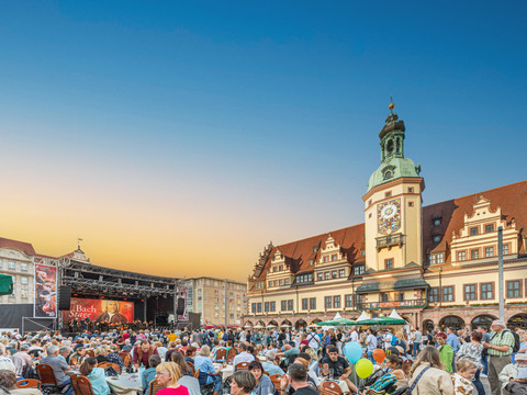 Bachův festival na Staré radnici ve městě hudby Lipsko - Kultura na Bachstage am Markt Bachův festival na Staré radnici v centru Lipska, modrá obloha