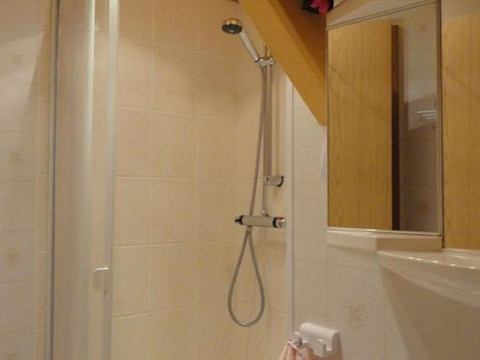 jeweils 1 Bad mit Dusche in Fewo 1 und Fewo 2